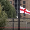 Den Korte Avis | Overalt i Birmingham har vrede borgere hængt det engelske flag op: Protest mod bystyret det har forbudt det – palæstinensiske flag bliver ikke fjernet