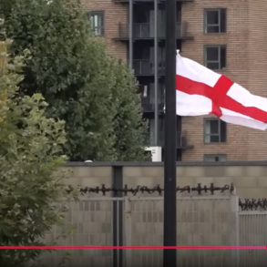 Den Korte Avis | Overalt i Birmingham har vrede borgere hængt det engelske flag op: Protest mod bystyret det har forbudt det – palæstinensiske flag bliver ikke fjernet
