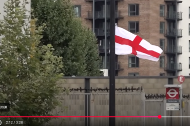 Den Korte Avis | Overalt i Birmingham har vrede borgere hængt det engelske flag op: Protest mod bystyret det har forbudt det – palæstinensiske flag bliver ikke fjernet