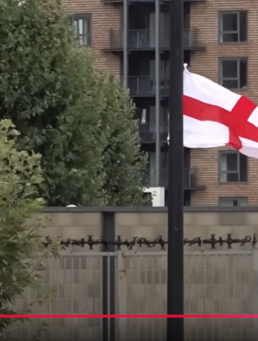 Den Korte Avis | Overalt i Birmingham har vrede borgere hængt det engelske flag op: Protest mod bystyret det har forbudt det – palæstinensiske flag bliver ikke fjernet