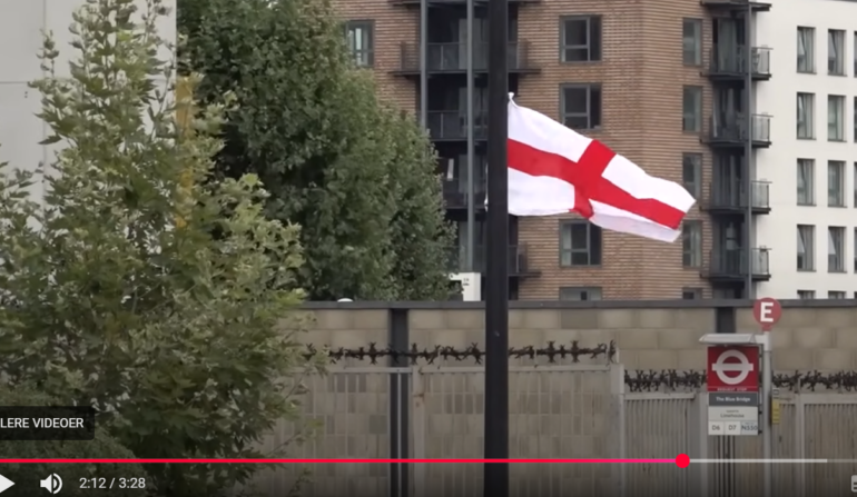 Den Korte Avis | Overalt i Birmingham har vrede borgere hængt det engelske flag op: Protest mod bystyret det har forbudt det – palæstinensiske flag bliver ikke fjernet