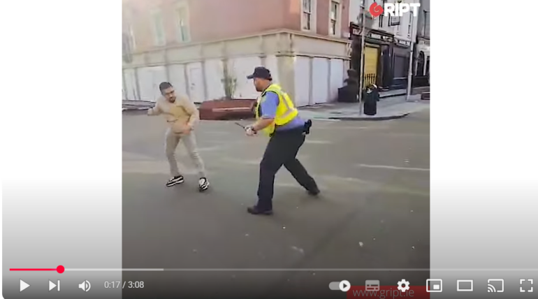 Den Korte Avis | Se video: Irsk politibetjent overfaldet og stukket i ryggen med kniv – overfaldsmanden Abdullah Kahn betegnes som irsk statsborger født i Irland