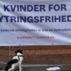 Den Korte Avis | Ved retten i Lyngby: Ensom mand i kvindetøj blev mødt af demonstrerende feminister – vil have rettens ord for at blive omtalt som kvinde