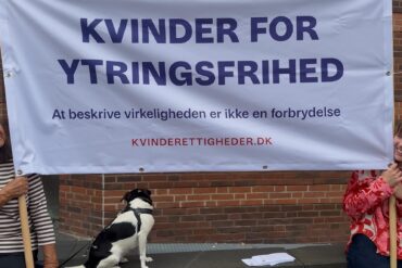 Den Korte Avis | Ved retten i Lyngby: Ensom mand i kvindetøj blev mødt af demonstrerende feminister – vil have rettens ord for at blive omtalt som kvinde