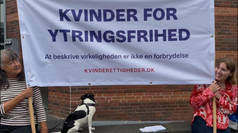 Den Korte Avis | Ved retten i Lyngby: Ensom mand i kvindetøj blev mødt af demonstrerende feminister – vil have rettens ord for at blive omtalt som kvinde