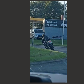 Motorcyklist kom blæsende med 230 kilometer i timen på landevej – hjælp politiet med at finde ham