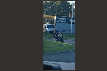 Motorcyklist kom blæsende med 230 kilometer i timen på landevej – hjælp politiet med at finde ham