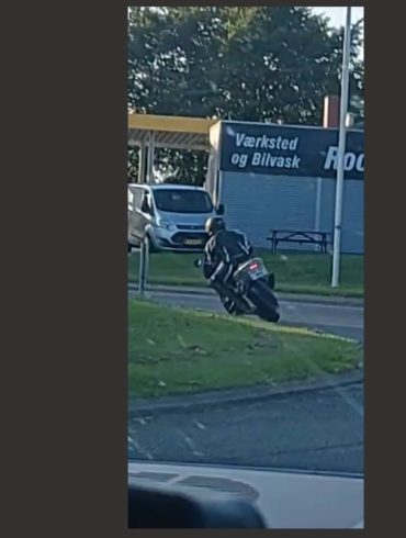 Motorcyklist kom blæsende med 230 kilometer i timen på landevej – hjælp politiet med at finde ham
