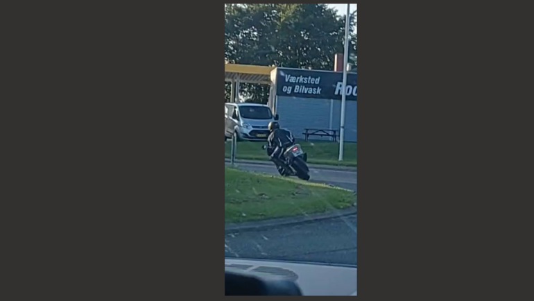 Motorcyklist kom blæsende med 230 kilometer i timen på landevej – hjælp politiet med at finde ham