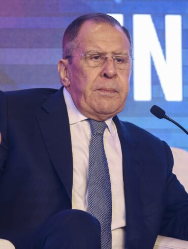 Den Korte Avis | Den russiske udenrigsminister, Sergej Lavrov, beskylder nu Vesten for at føre krig mod Rusland