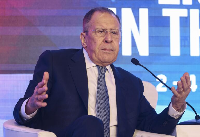 Den Korte Avis | Den russiske udenrigsminister, Sergej Lavrov, beskylder nu Vesten for at føre krig mod Rusland