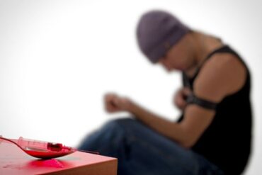 Den Korte Avis | En dybt tragisk sag: En mor dømt for bedrageri for knap en million kroner – hun ville redde sin kriminelle søn ud af narkogæld