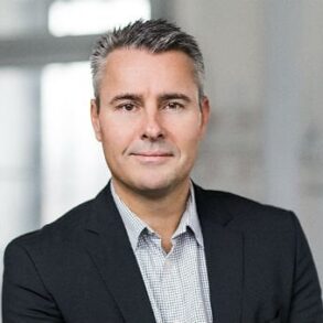 Den Korte Avis | Sass Larsen idømt fire måneders fængsel for at besidde overgrebsmateriale med børn– retten købte ikke hans forklaring om en mand i en grøn sofa