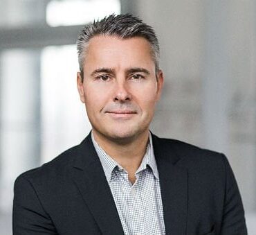 Den Korte Avis | Sass Larsen idømt fire måneders fængsel for at besidde overgrebsmateriale med børn– retten købte ikke hans forklaring om en mand i en grøn sofa
