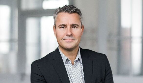 Den Korte Avis | Sass Larsen idømt fire måneders fængsel for at besidde overgrebsmateriale med børn– retten købte ikke hans forklaring om en mand i en grøn sofa