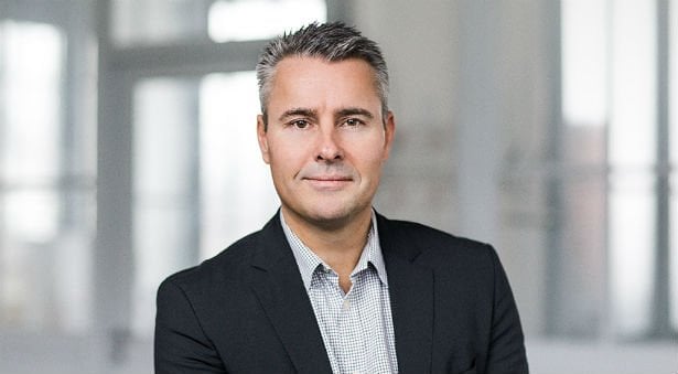 Den Korte Avis | Sass Larsen idømt fire måneders fængsel for at besidde overgrebsmateriale med børn– retten købte ikke hans forklaring om en mand i en grøn sofa