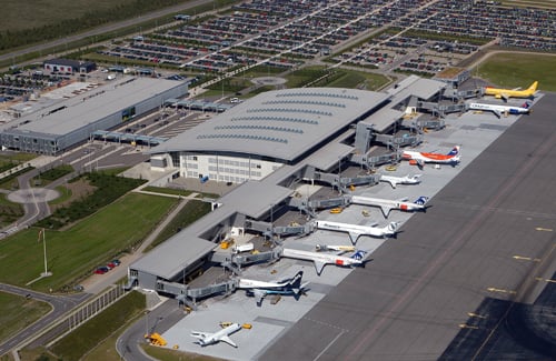Den Korte Avis | Sværm af droner over Aalborg og flere andre jyske lufthavne – vi får intet at vide om, hvem der står bag og ingen blev skudt ned