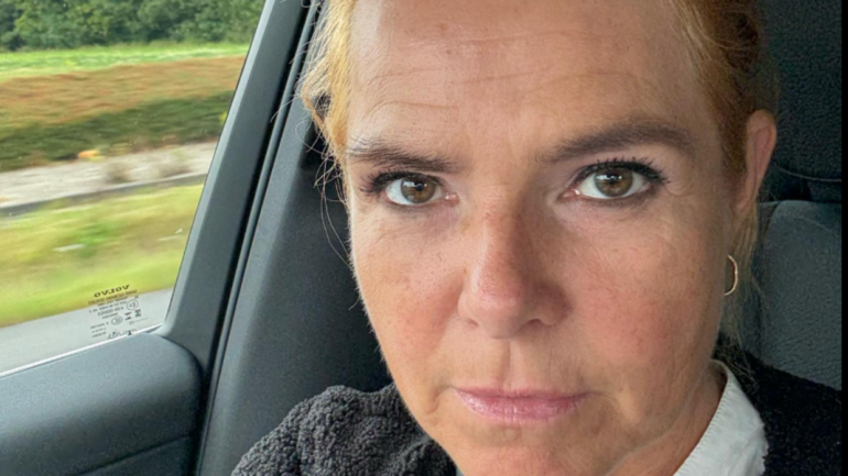 Den Korte Avis | To indvandrermænd i kassevogn forsøgte at presse Inger Støjbergs bil ud i autoværn – nu er en mistænkt anholdt
