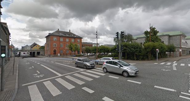 Den Korte Avis | To rumænske mænd brød ind i hus og overfaldt og røvede to kvinder med jernrør og økse