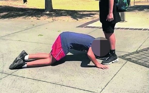 Den Korte Avis | Ydmygelsesvold: Tre ‘unge’ sparkede og slog 16-årig og tvang ham til at kysse den enes sko