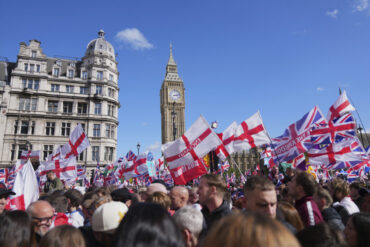 Londons folkelige opstand vidner om de stærke guders genkomst