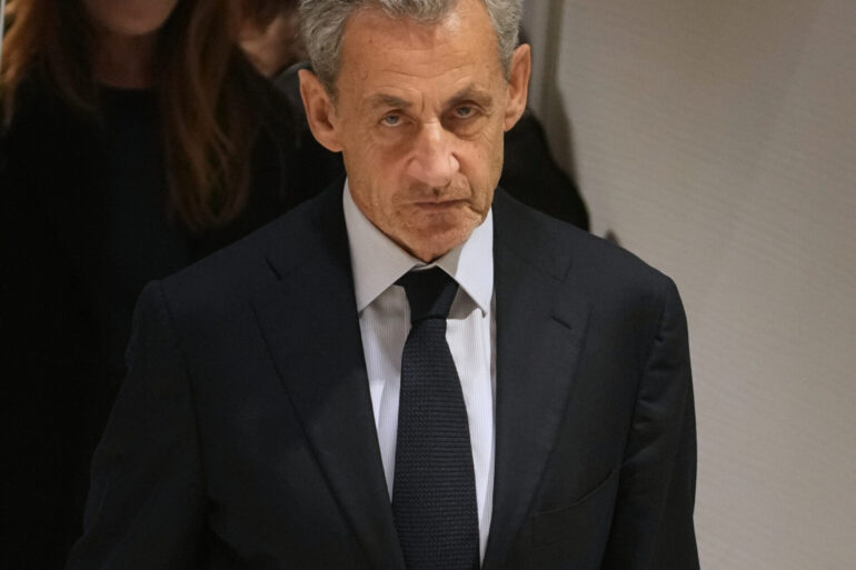 Sarkozy får fem år bag tremmer
