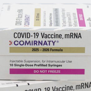 Sygeplejerske fik kraftig migræne af Pfizers coronavaccine