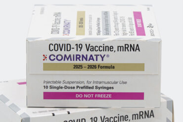 Sygeplejerske fik kraftig migræne af Pfizers coronavaccine