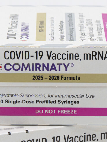Sygeplejerske fik kraftig migræne af Pfizers coronavaccine