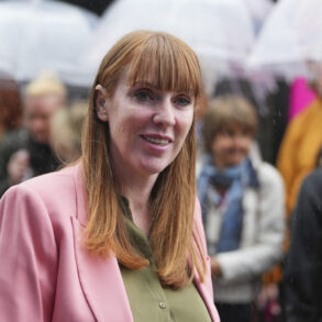 Vicepremierminister i Labour, Angela Rayner, træder tilbage efter skattesvindel