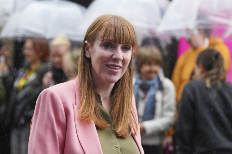 Vicepremierminister i Labour, Angela Rayner, træder tilbage efter skattesvindel