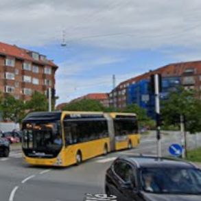 Den Korte Avis | 17-årig ventede på bussen – så blev han røvet af en gruppe “unge – ny dagligdag i Danmark