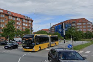 Den Korte Avis | 17-årig ventede på bussen – så blev han røvet af en gruppe “unge – ny dagligdag i Danmark