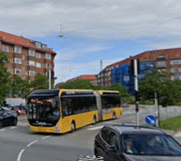 Den Korte Avis | 17-årig ventede på bussen – så blev han røvet af en gruppe “unge – ny dagligdag i Danmark