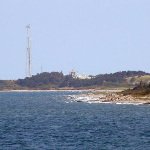 Den Korte Avis | Det var et mysterium, da 818 kg kokain drev i land i Sejrøbugten – nu er to mænd i en svensk lejet båd blevet dømt