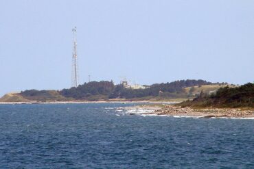 Den Korte Avis | Det var et mysterium, da 818 kg kokain drev i land i Sejrøbugten – nu er to mænd i en svensk lejet båd blevet dømt