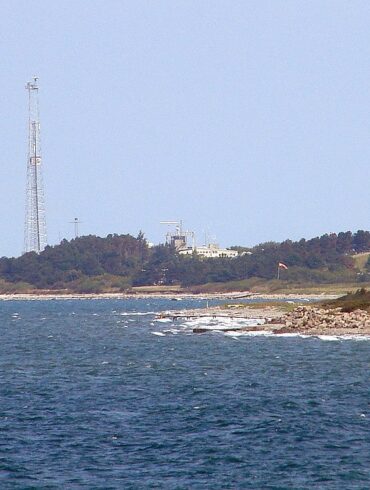 Den Korte Avis | Det var et mysterium, da 818 kg kokain drev i land i Sejrøbugten – nu er to mænd i en svensk lejet båd blevet dømt