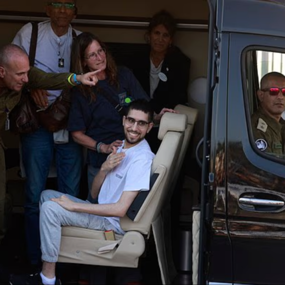 Den Korte Avis | Israel jubler: Nu er de levende gidsler frigivet – samtidig er der indgået våbenhvile og humanitær hjælp er nu på vej ind i Gaza