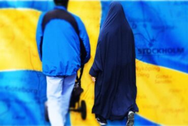 Den Korte Avis | Myndighederne har mistet grebet: Indvandrere fra de muslimske lande strømmer nu ind i Danmark med vestlige EU-pas