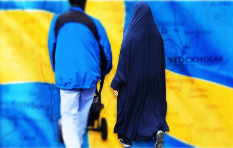 Den Korte Avis | Myndighederne har mistet grebet: Indvandrere fra de muslimske lande strømmer nu ind i Danmark med vestlige EU-pas