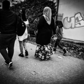 Den Korte Avis | Pigerne er i livsfare, mener PET – alligevel er det flere gange lykkes for de udviste syriske forældre på Kærshovedgård at opspore pigernes hemmelige adresser