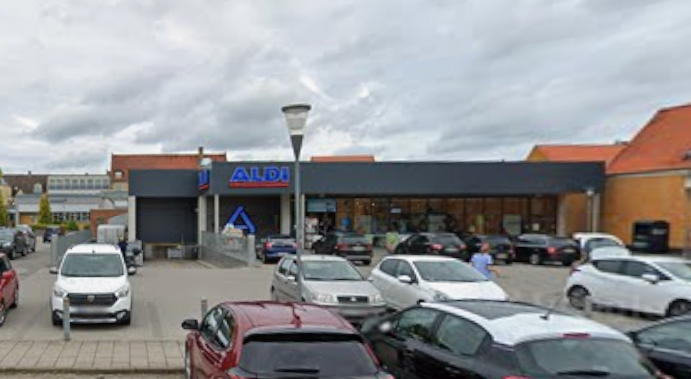 Den Korte Avis | Rumænske butikstyve stjal for mere end 10.000 kroner – tabte parfumen, da de flygtede fra forretningen