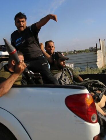 Den Korte Avis | To år efter 7. oktober: Terrororganisationen Hamas taber militært, men vinder propagandaen