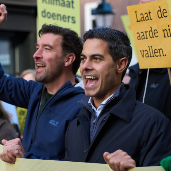 Det liberale parti, der bevæger sig mod højre, vinder foran Wilders