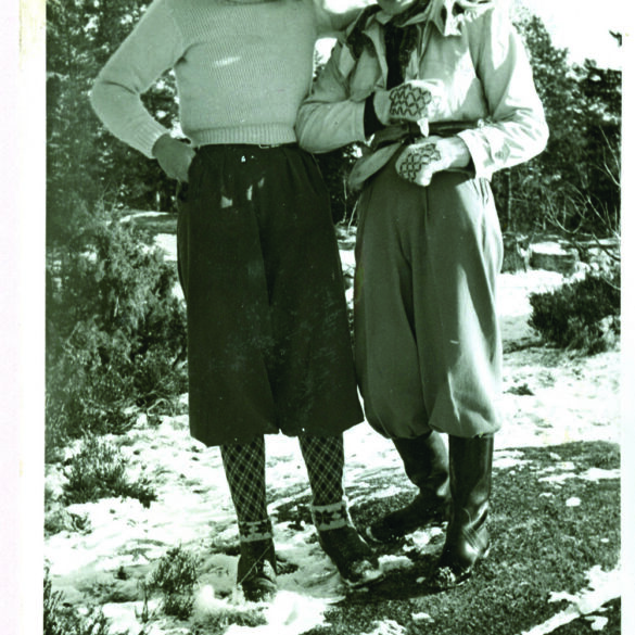 Gunvor Hofmo og Ruth Maier på Kolsåstoppen en gang i 1941.