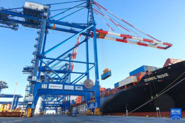 Kina har sendt sit første container­skib til Europa via Nordøst­passagen