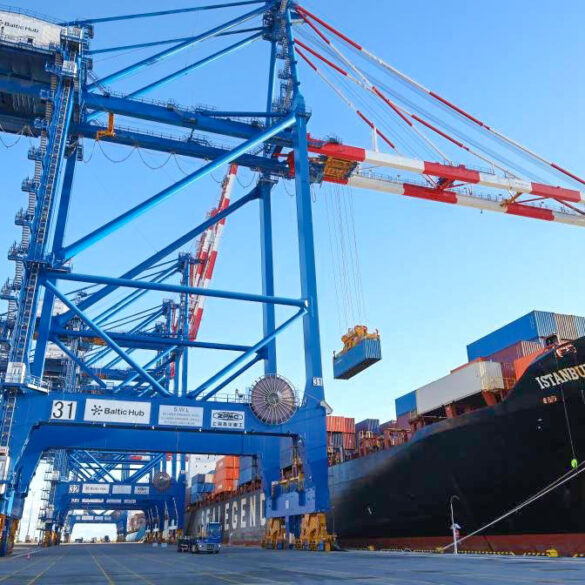 Kina har sendt sit første container­skib til Europa via Nordøst­passagen