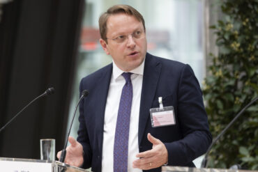 Ungarsk medlem af EU-Kommissionen afviser spionageanklager