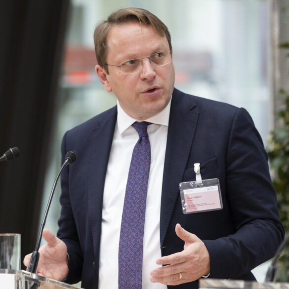 Ungarsk medlem af EU-Kommissionen afviser spionageanklager