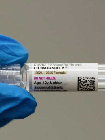 Coronavaccinerne har sandsynligvis bidraget til øget sygefravær